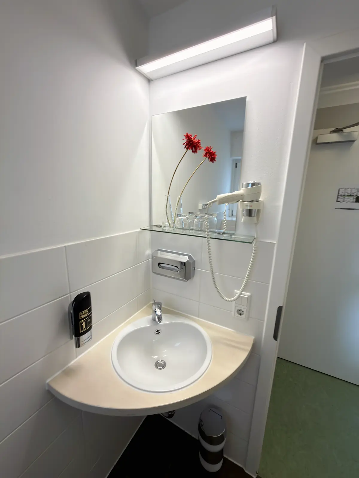 Badezimmer eines Gästezimmers im AMATO Hotel