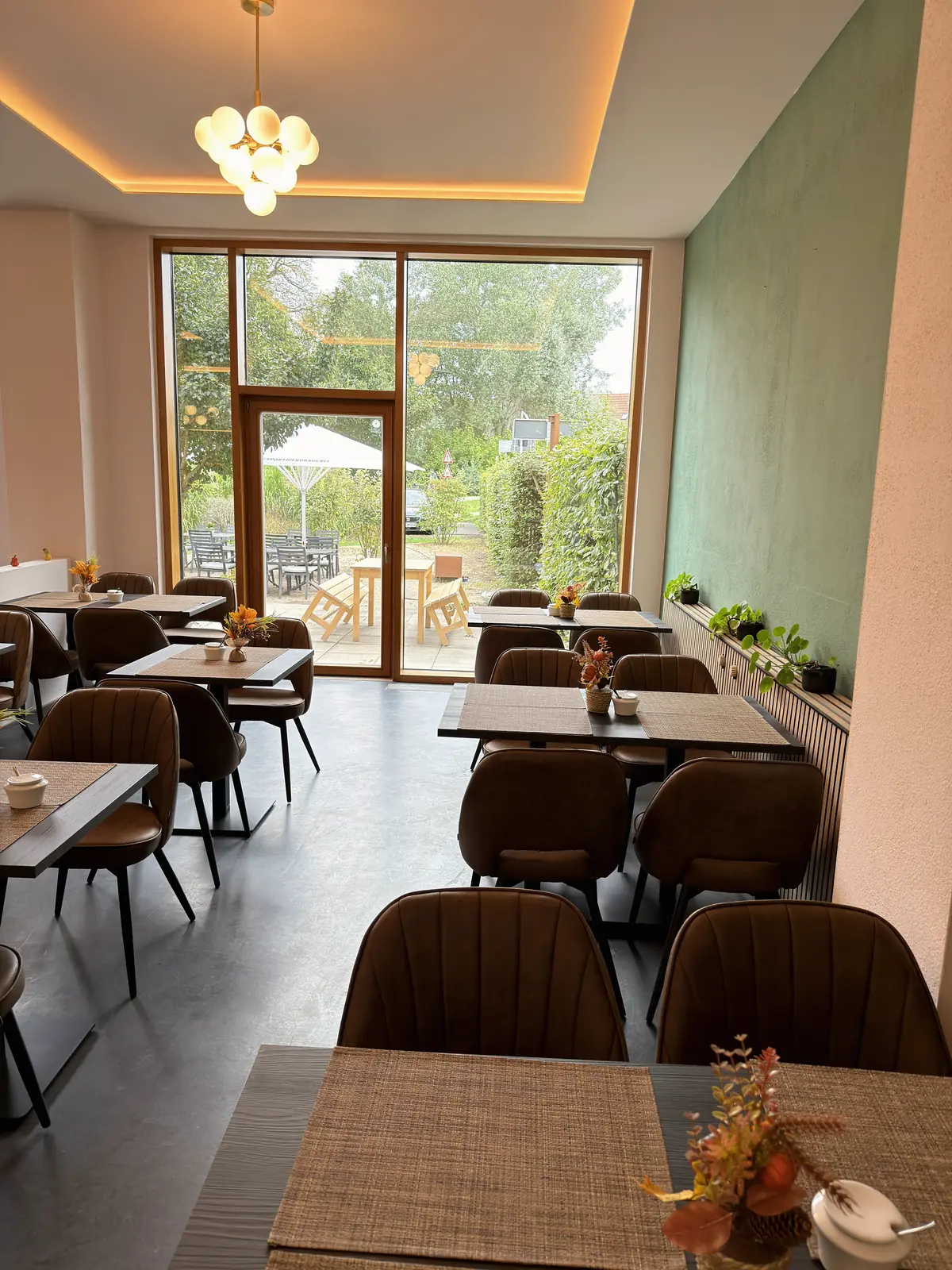 Tische im Gastraum der AMATO Cucina