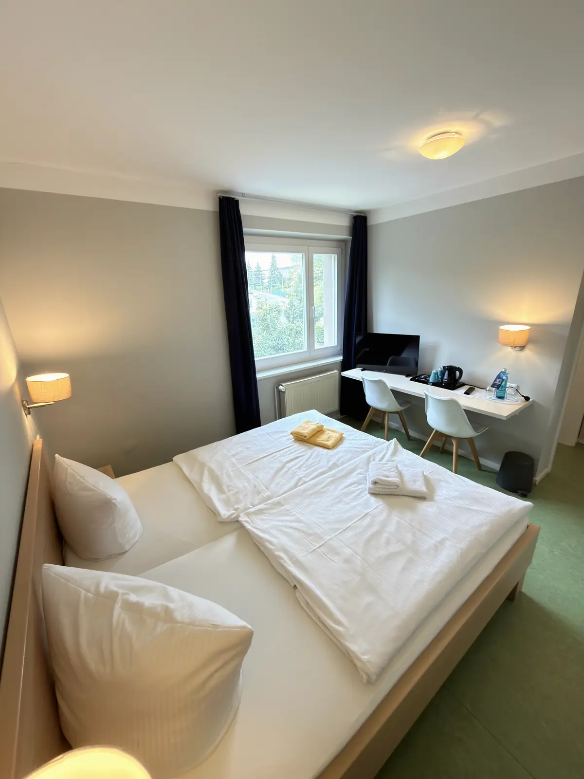 Helles Doppelzimmer im AMATO Hotel