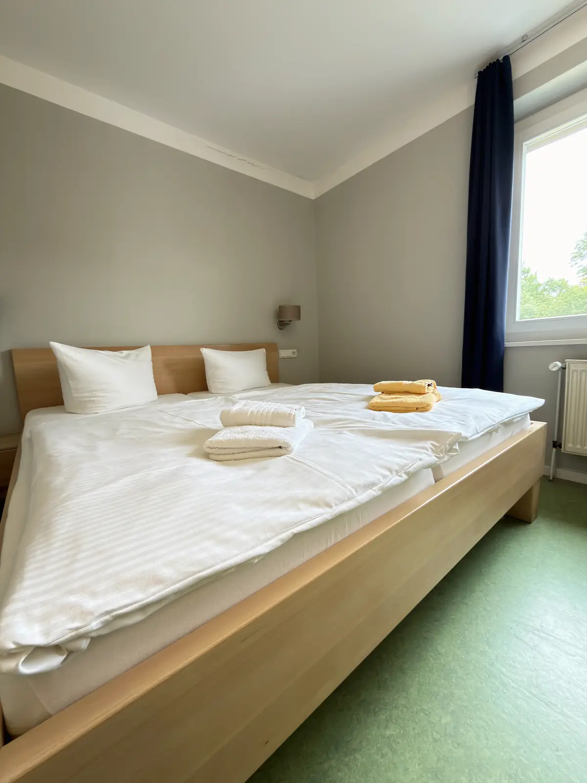 Doppelzimmer mit Tageslicht im AMATO Hotel