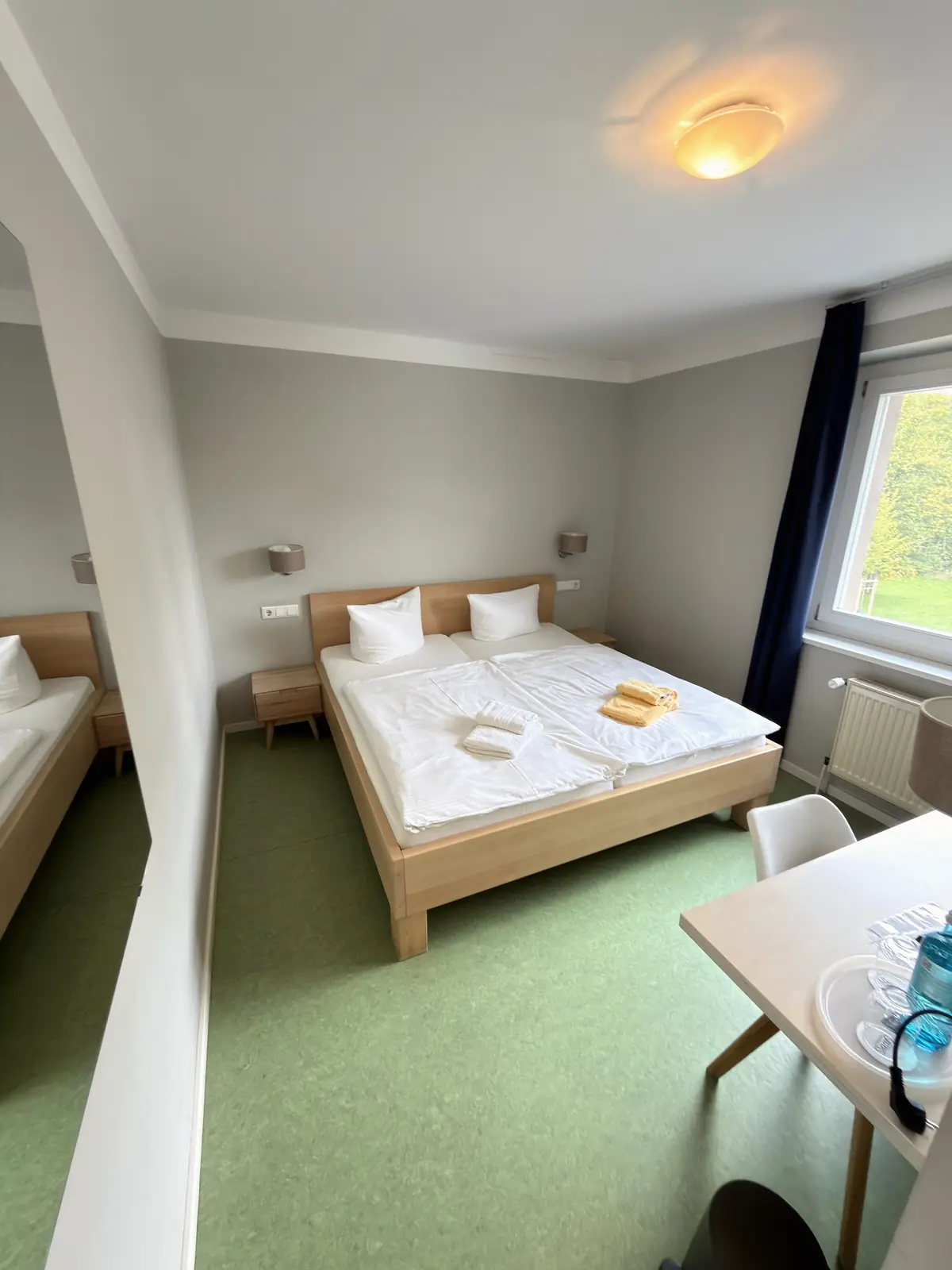 Geräumiges Gästezimmer im AMATO Hotel