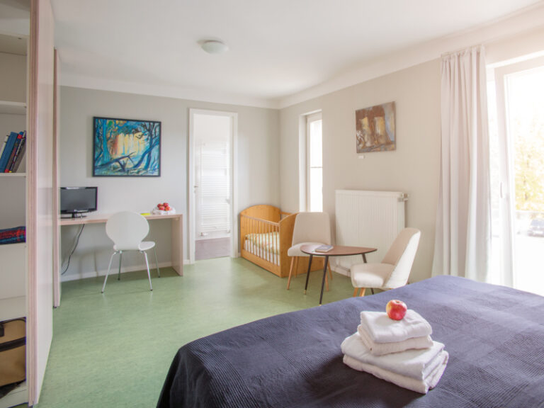AMATO Familienzimmer mit Doppelbett, Kinderbett und Sitzbereich