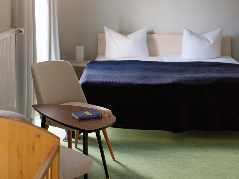 Doppelbett und Sitzecke im AMATO Familienzimmer