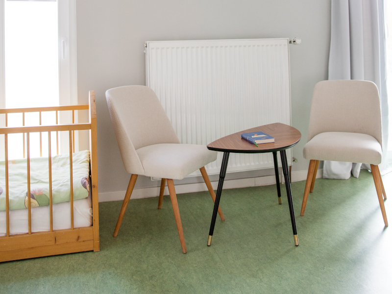 Kinderbett und Sitzecke im AMATO Familienzimmer